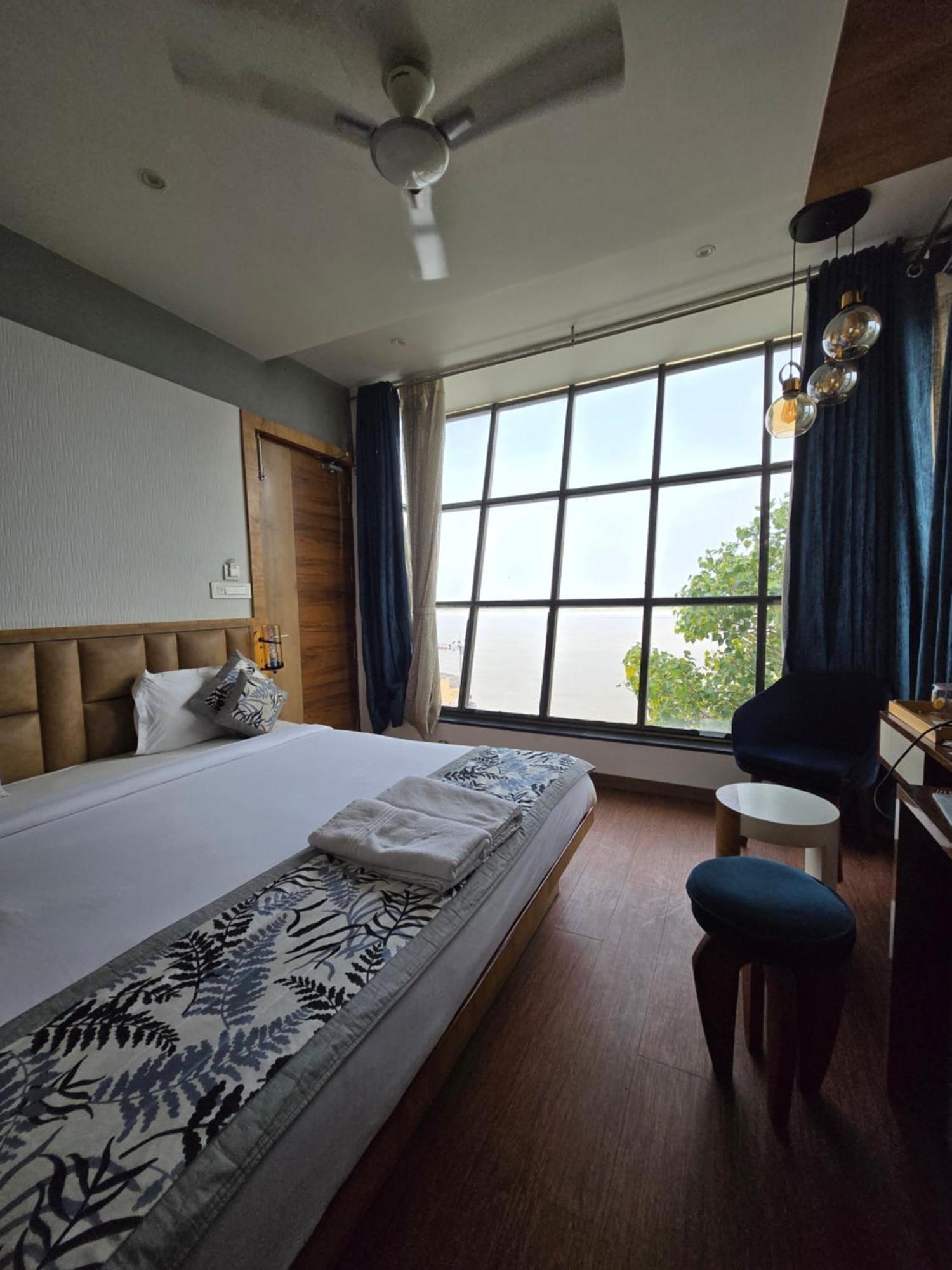 A Palace On River 3*